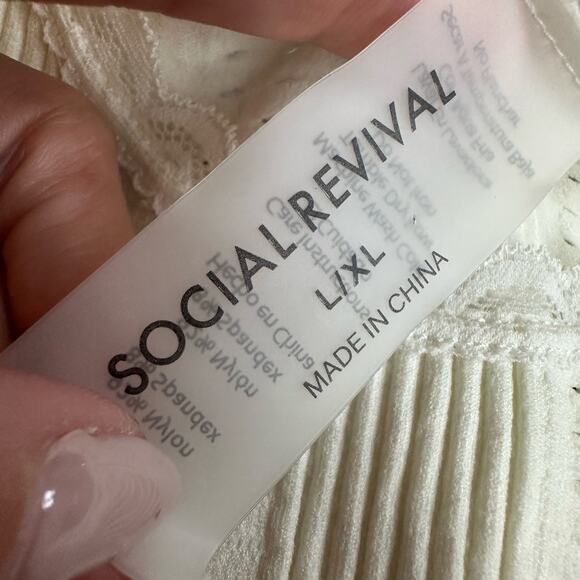 Social Revival Yellow/White, Eyelet, Lace Trimmed, Short Sleeve Crop Top- L/XL - Picture 3 of 8